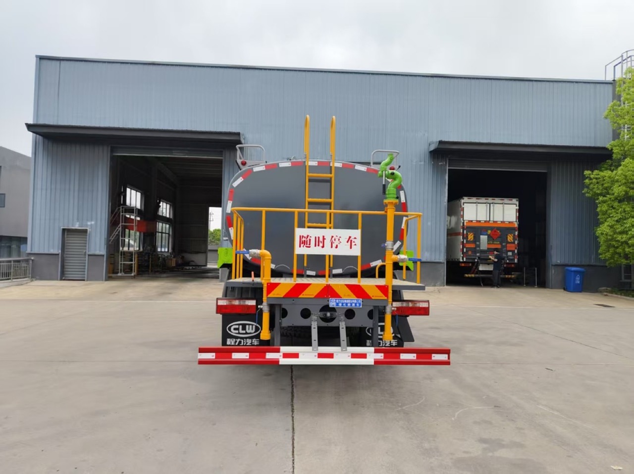 Dongfeng D9 12.3 m³ Greening Sprinkler Truck (Optional Mist Cannon)