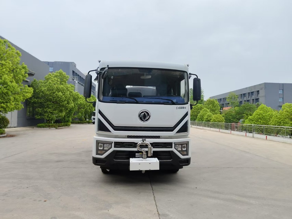 Dongfeng D9 12.3 m³ Greening Sprinkler Truck (Optional Mist Cannon)