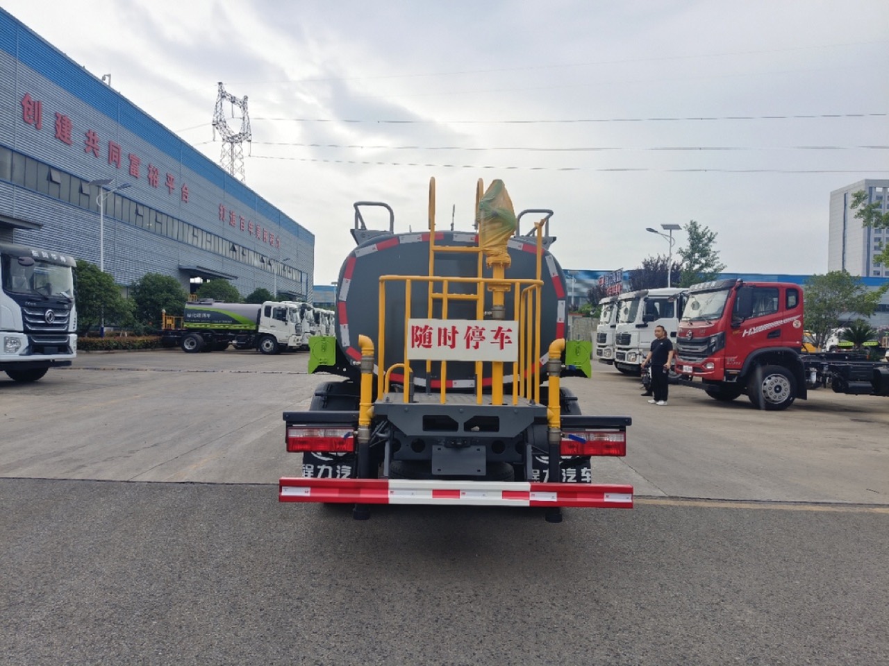 Dongfeng Duolika 5 m³ Water Sprinkler Truck