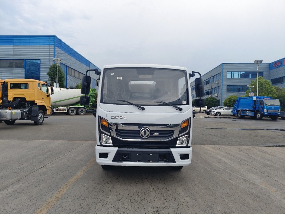Dongfeng Duolika 5 m³ Water Sprinkler Truck