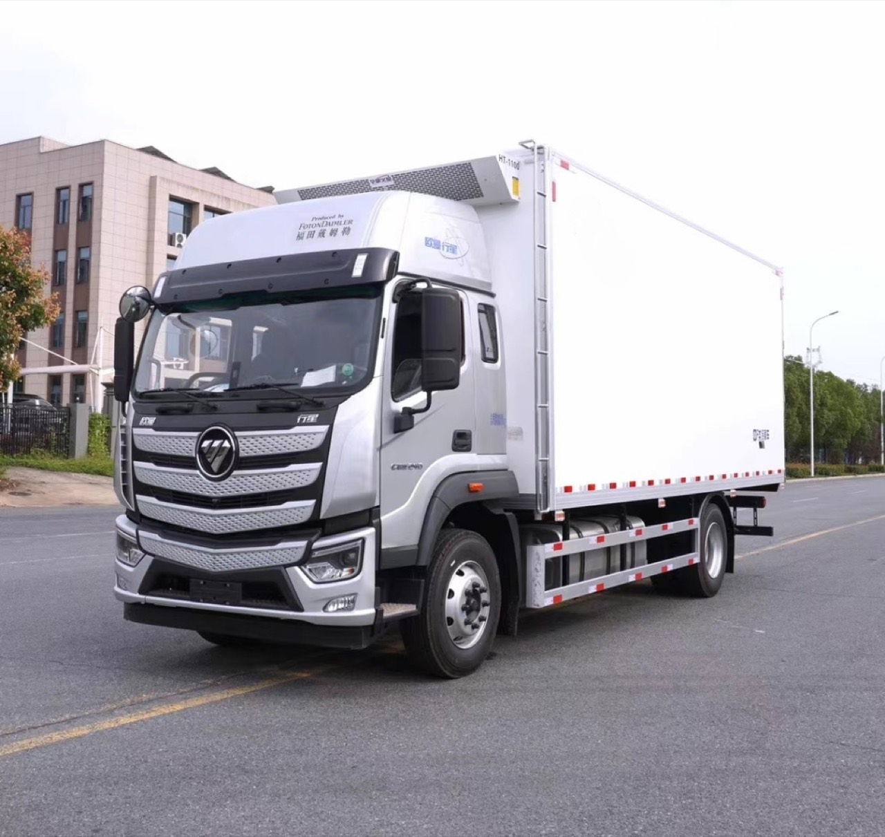 Auman high-roof twin-bunk refrigerated truck