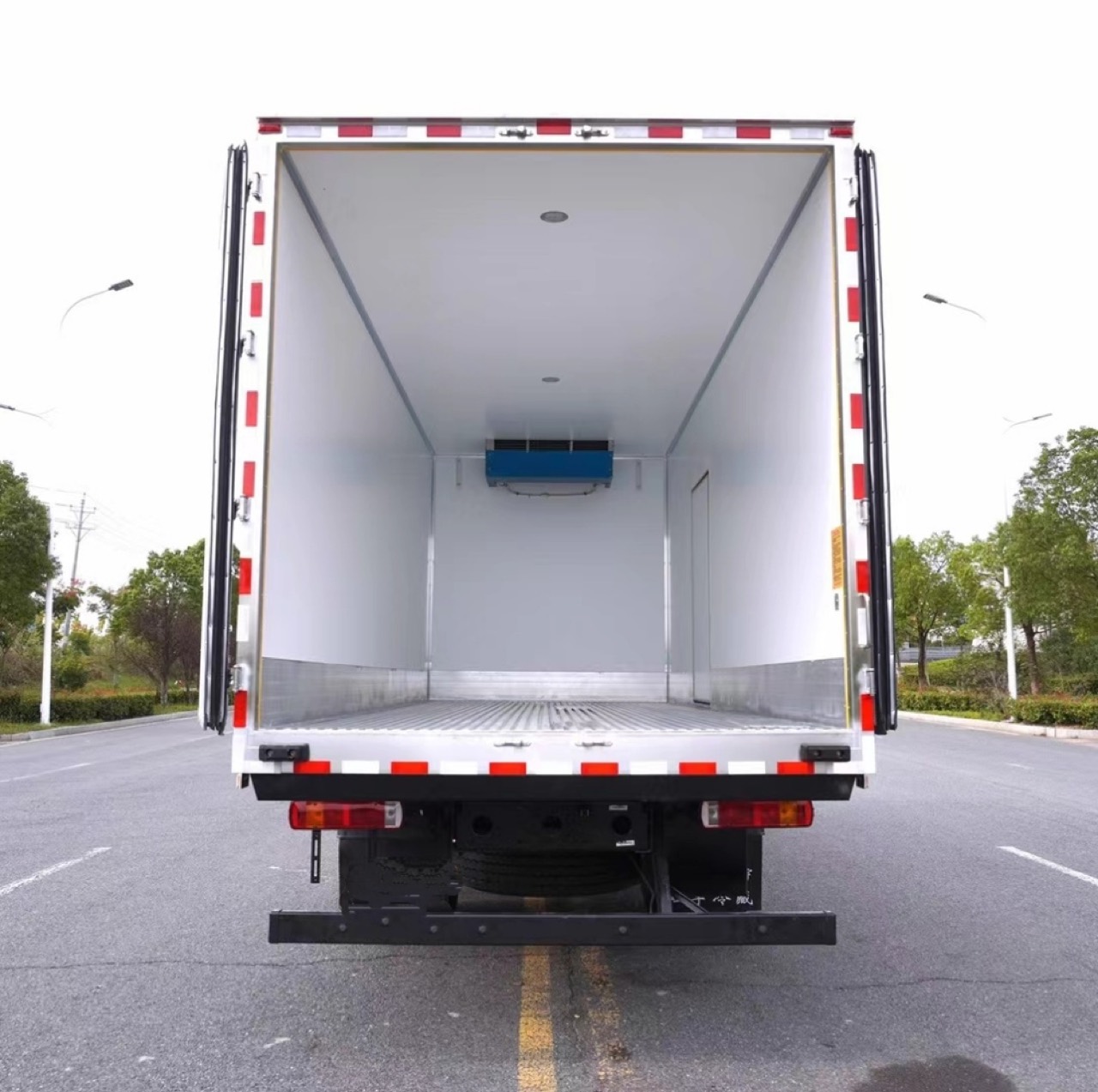 Auman High-Roof Twin-Bunk Refrigerated Truck (China VI)